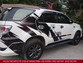 Dán decal xe Fortuner 