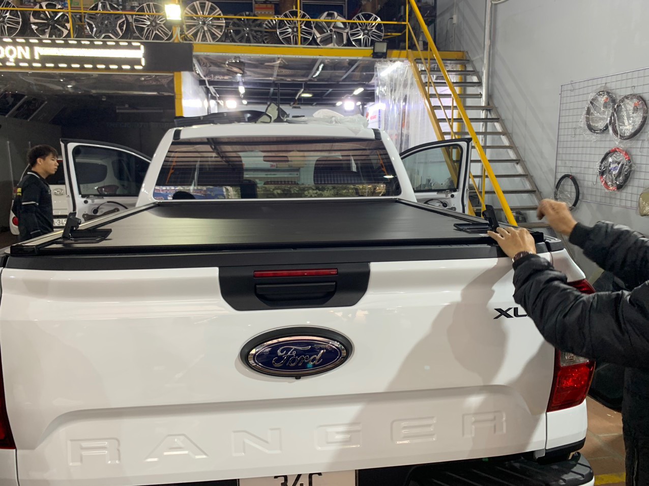 Nắp thùng cuộn cơ cho xe Ford Ranger 2023