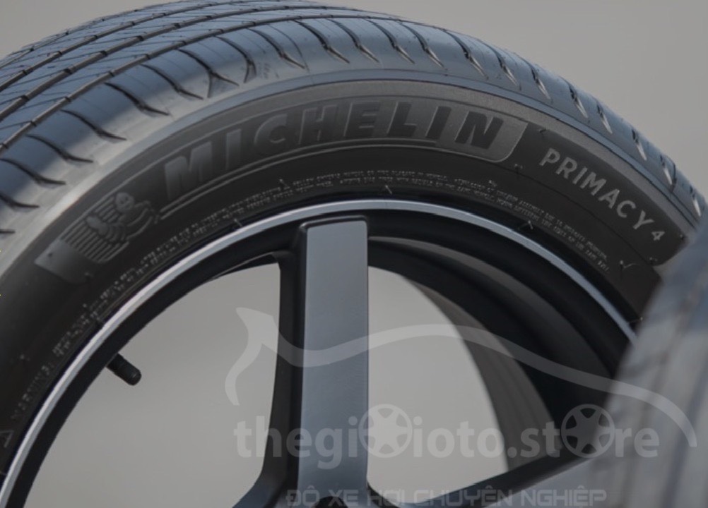 Lắp lốp Michelin 225/45R18 Primacy 4 ST cho xe ô tô 
