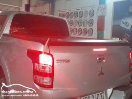 Độ nắp thùng bán tải tự động xe Mitsubishi Triton 