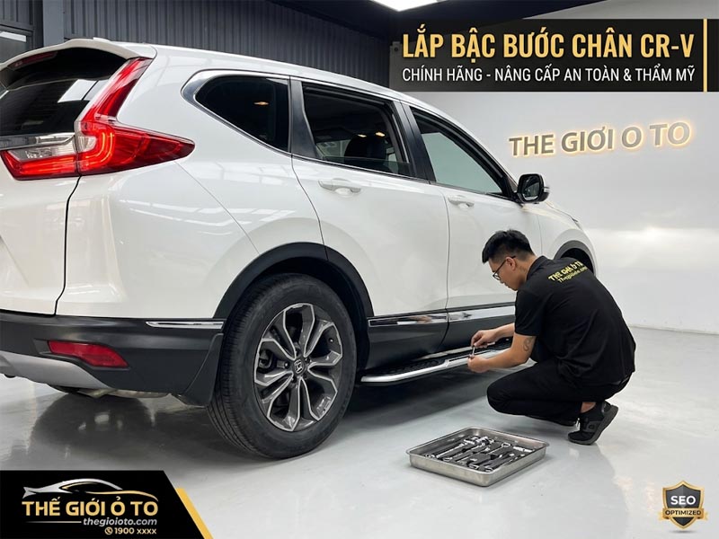 anh_lap_dat_phu_kien_be_buoc_chan_cho_o_to_suv_va_ban_tai