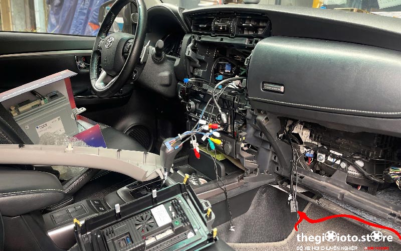 lap-man-hinh-santek-fortuner-hai-phong