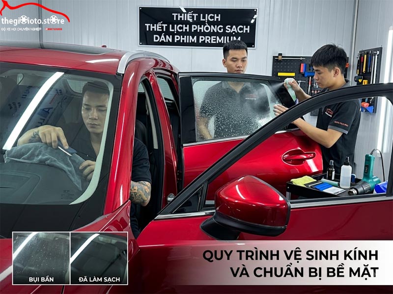 nhan_vien_dang_ve_sinh_ky_luong_mang_phim_cu_boc_duoc_tren_kinh_suon_xe_o_to_do