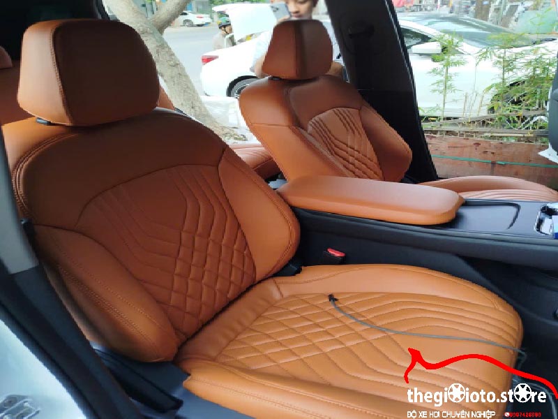 noi-that-xe-limogreen-mau-vang-bo