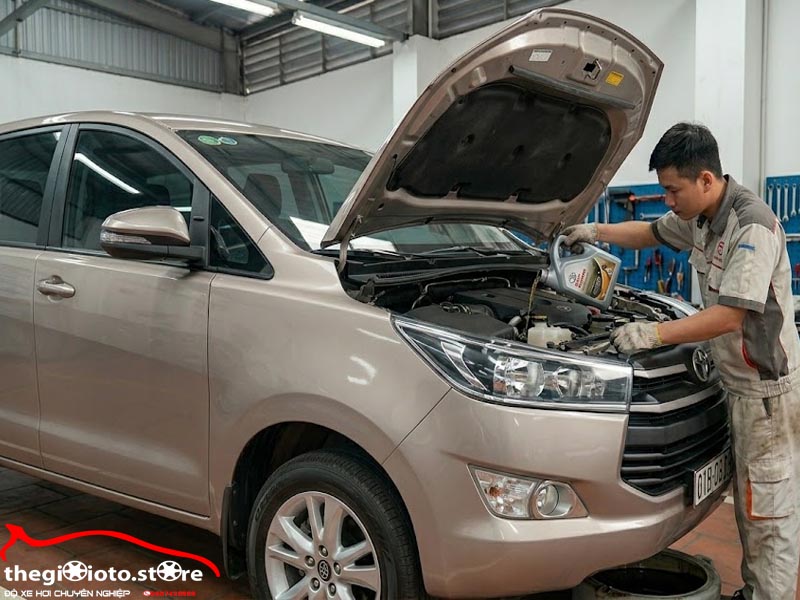 quy-trinh-thay-dau-may-xe-innova