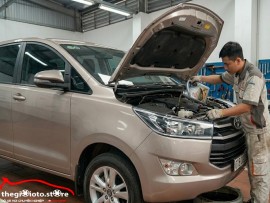Đổ dầu cho xe inova