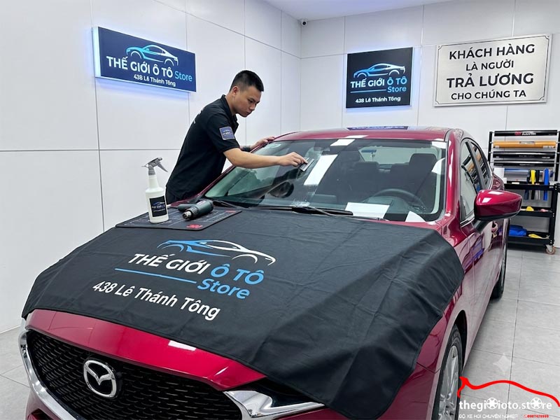 thi-cong-dan-phim-cach-nhiet-3m-chinh-hang-cho-mazda3