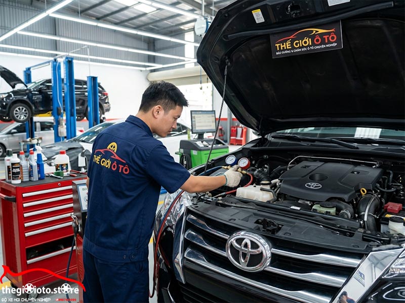 ve-sinh-kim-phun-buong-dot-toyota-fortuner-may-dau-the-gioi-o-to